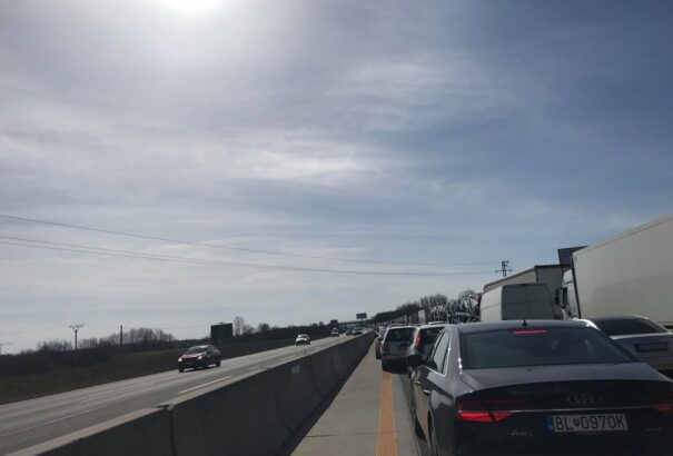 Lezárták a D1-es autópályát Pozsony irányába. Szenc mellett rendőrők terelik a forgalmat