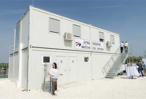 Átadták az új komáromi Duna-híd látogatóközpontját