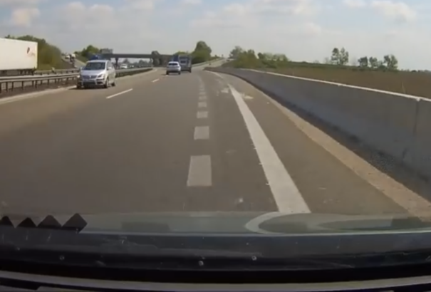 VIDEÓ: Forgalommal szemben hajtott fel a gyorsforgalmi útra egy 83 éves sofőr. Balesetet okozott
