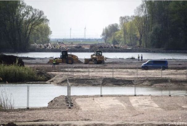 Már vizsgálják, valóban veszélyes anyagokat használnak-e az R7-es építésénél