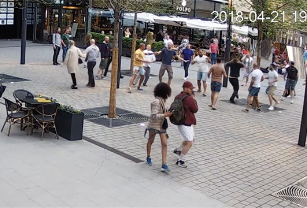 VIDEÓ: Elfajult a buli – „agresszív külföldiek” brutálisan megverték a pincért