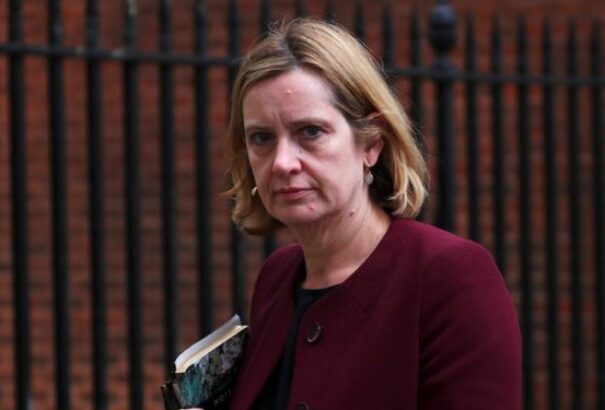 Belebukott a migránsok kitoloncolásába – Lemondott a brit belügyminiszter