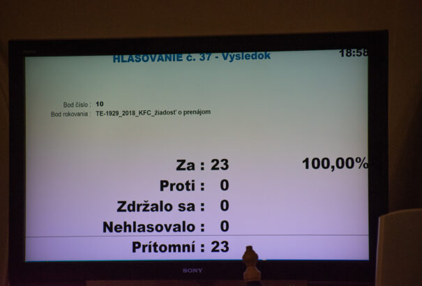 „Köszönjük Viktor!” – A komáromi stadion felújításáról szavaztak a városi honatyák