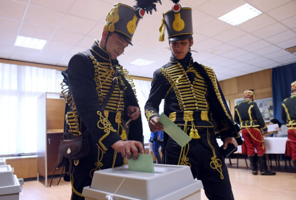 Magyarország választ: Összeomlott fülke, bedobott okmányok és leszakadt ujj nehezíti a szavazást