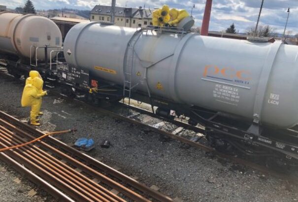 Szivárgó sósavval teli tartály miatt evakuálták a lakosságot egy csehországi településen