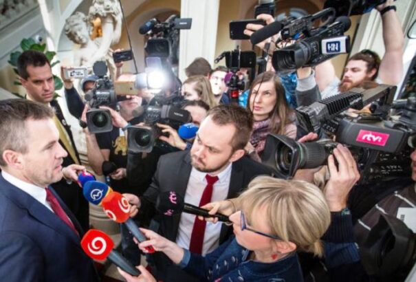 Gondban van a szlovák miniszterelnök: Nem keresett annyit, mint amilyen nagy lábon él