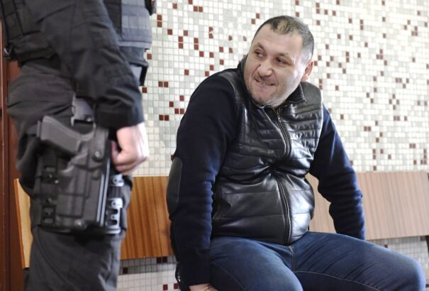 Vadala titkosszolgálati és vámügyi kapcsolataival dicsekedett. Alig ellenőrizhették