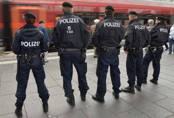 Ausztriában hamarosan a falnak is füle lesz – elfogadták a sokat bírált törvényjavaslatot