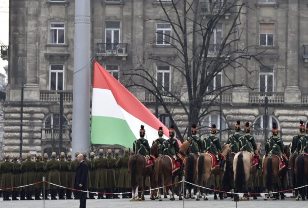 Csóti György: Ideje végre felemelni a fejünket