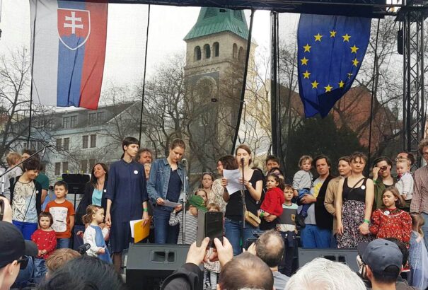 Ismét tízezrek tüntettek Pozsonyban – A Körkép.sk helyszíni riportja