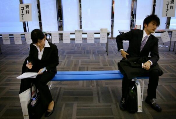 Bocsánatot kellett kérnie a főnökétől, mert teherbe esett