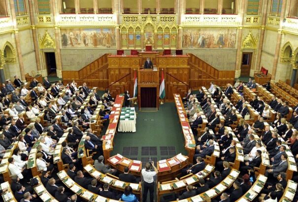 Mandátumszámok 98,96 %-os feldolgozottságnál – Tovább növekedett a Fidesz-KDNP képviselőinek száma