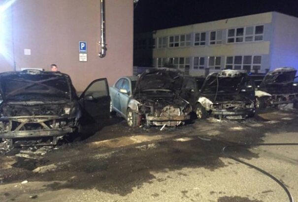 Négy személyautót autót gyújtottak fel az éjjel Nyitrán