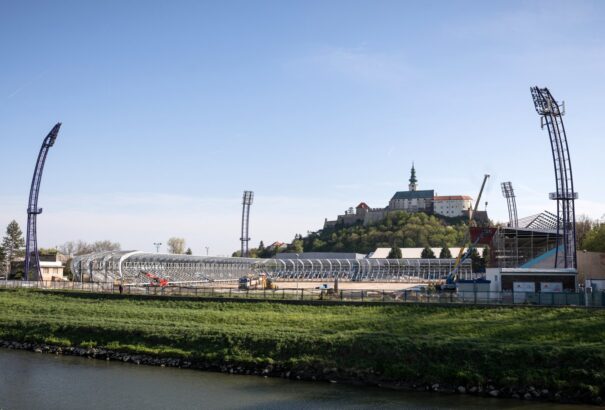 Lassan kizöldell a fű a nyitrai stadionban