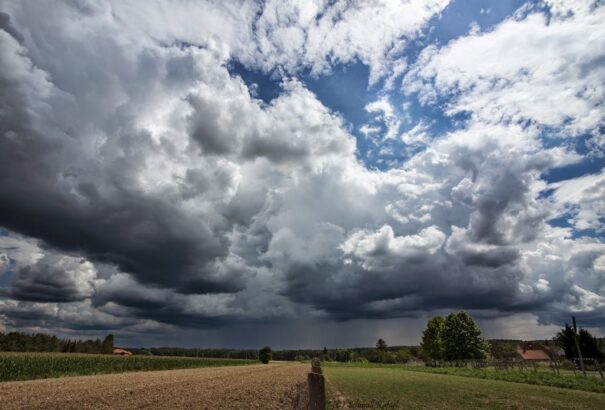 Változékony időnk lesz kedden, néhol záporokkal, zivatarokkal