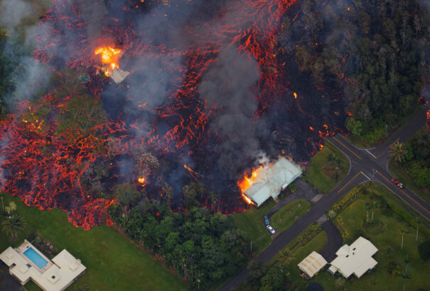 Lakóházak mellett tör fel a vulkáni láva Hawaiion