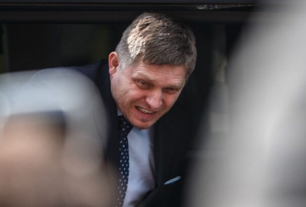 A Smer haldoklik, kapjátok elő a defibrillátort