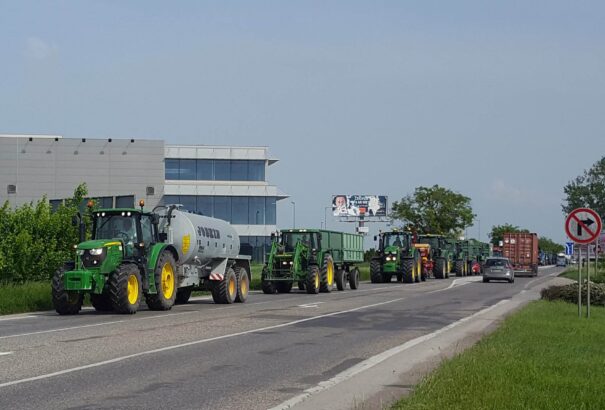 Tüntettek a gazdák az egész országban. Az Élő Vidék platform 150 traktort vonultatott fel