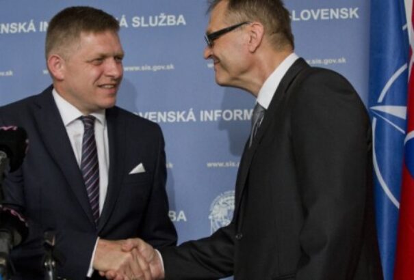 Fű alatt készít törvényt a SIS. A titkosszolgálat beszivárogna a szerkesztőségekbe