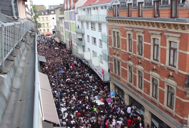 Egy centért adták a hamburgert. A kitört káosz miatt rendőri beavatkozásra volt szükség