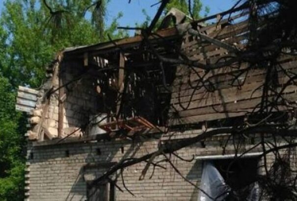 Ukrán válság – Nehéztüzérségi támadás ért egy települést, egy család áldozatul esett