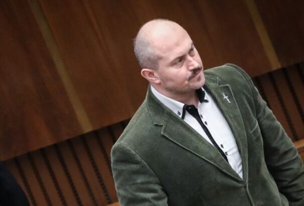 Kotleba is beköltözne az elnöki palotába, függetlenként indul Fegyveres Oszkár