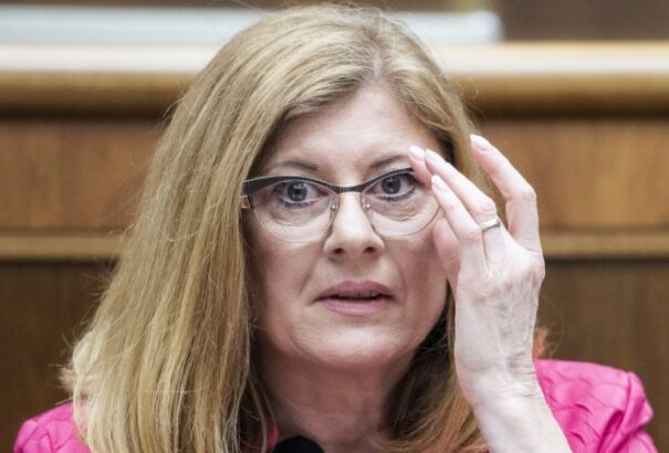 Már 8 órája folyik Matečná visszahívása. Kiderült, hogy az agrártárca nemcsak az olasz, de az albán maffiát is támogatta