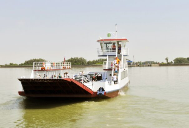 A Most-Híd újabb botránya. Olyan ingatlanközvetítőtől vásárolt 1 millió euróért egy 63 éves kompot, amelyiknek semmi köze a kompokhoz