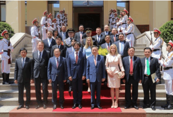 Kaliňák elvitte Sakovát és Gašpart Hanoiba, majd Szlovákia besegített a vietnami emberrablóknak