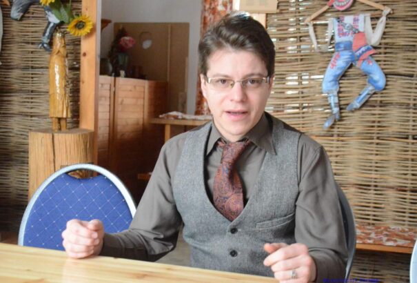 „Hiszem, hogy a hagyományokat nem ápolni és megőrizni kell, hanem megélni és elevennek tartani!“ – Beszélgetés Endrődi-Mike Attilával, a Petőfi program füleki ösztöndíjasával