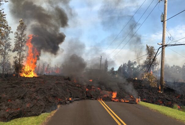 Az utak alól bugyog fel a láva Hawaiin, a mérgező füst is veszélyt jelent a lakosságra (Képek, videók)