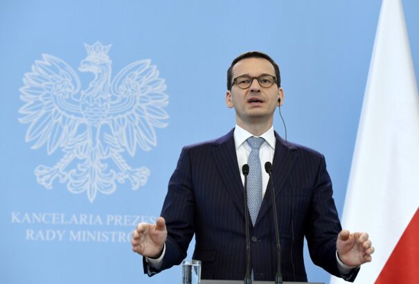 Morawiecki az uniós költségvetési probléma gyors megoldását sürgette Merkelnél