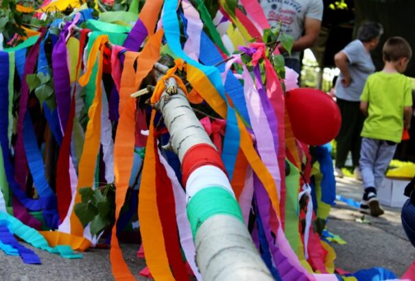 Ilyen volt a kolozsnémai májfaállítás – Hangulatvideó és képgaléria