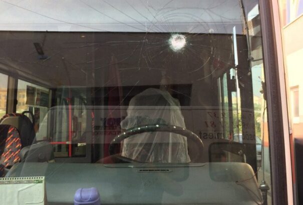 Kritikus a helyzet Nyitrán: 21 autóbuszt rongáltak meg a vandálok