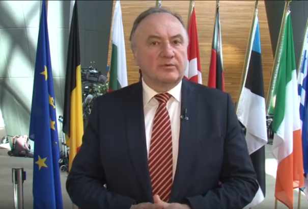 Csáky Pál: Óvatosan a Facebookkal