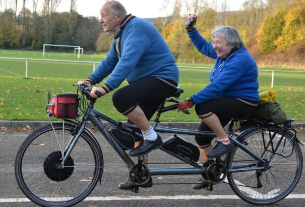 90 felett is fitten: 1000 mérföldet tekert le tandem kerékpárján az idős házaspár