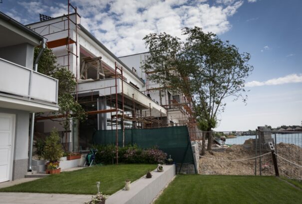 Privatizálják a Szenci Napfényes Tavak környékét?  Egyesek már a tóparti védett zónát is elfoglalták