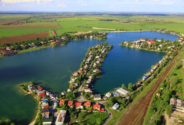 Illegális területfoglalás a szenci tóparton. A Körkép.sk a város magyar képviselőit kérdezte – Interjú