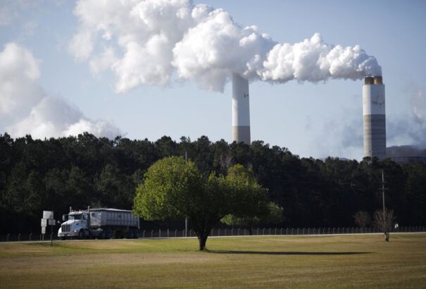 Trump kötelezővé tenné a atom- és szénerőművekből származó áram használatát