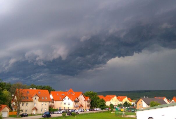 Jön a zivatarlánc: másodfokú riasztás több délnyugati járásban