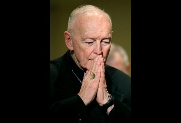 Az éjféli mise előtt zaklatta ministránsát a most 87 éves bíboros