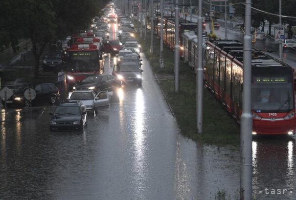 Járhatatlan utak, derékig érő víz. Tegnap a fővárosra is lesújtott az özönvíz (képgaléria)