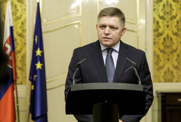 Fico és a Soros-kártya: Szlovák civil törvényt szeretne a smeres parlamenti képviselő