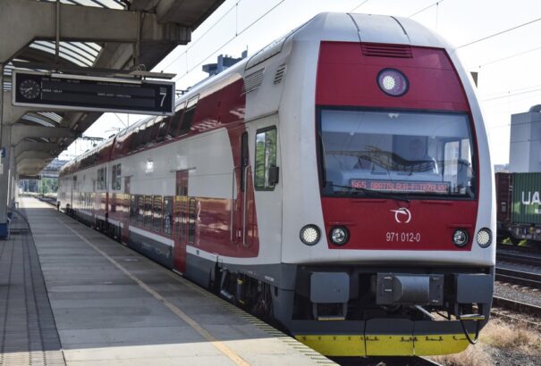 Hat év után visszatérnek a személyvonatok a pozsonyi Kikötői hídra