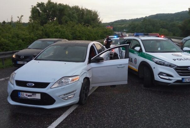 Videó: Autósüldözés Pozsonytól Bazinig. Alig bírták kirángatni a kocsiból a rendőrök a gyanúsítottat