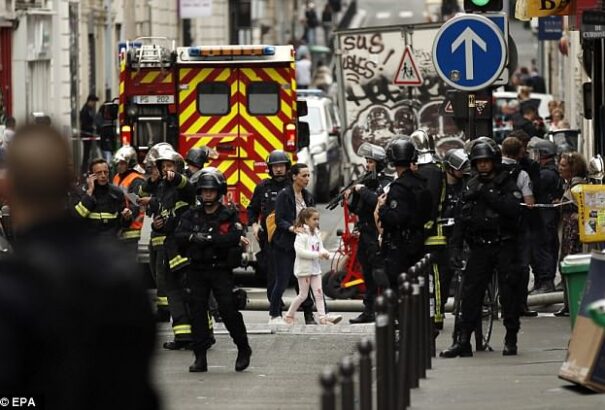 Túszdráma Párizsban: benzinnel locsolta le túszait a támadó – köztük egy várandós nőt