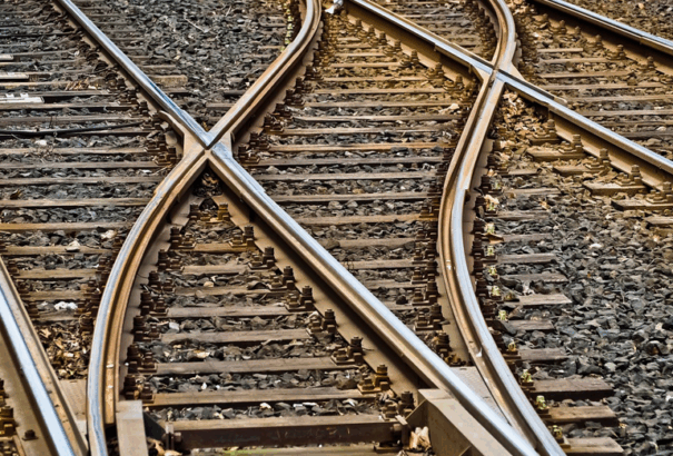 A mozdonyvezetőnek Füzesabony előtt ért véget a műszakja! A pártelnöknek?