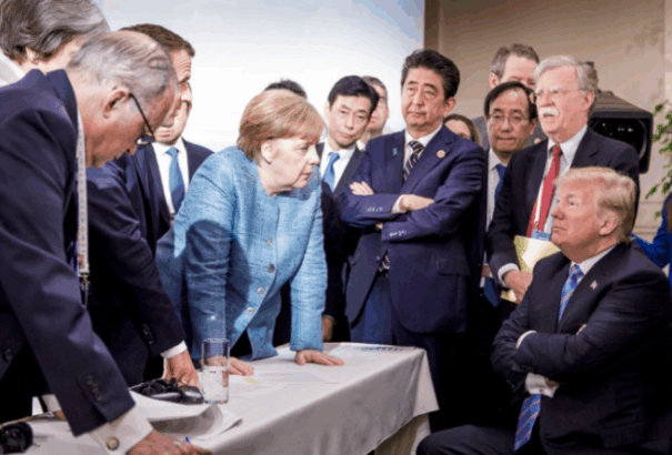 Felrobbantotta az internetet a G7-csúcson készült „Testbeszédként” elnevezett fénykép