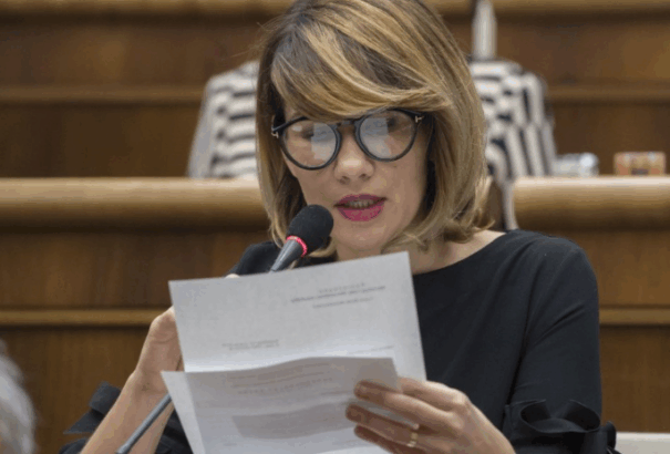 Nicholsonová: Matečná is felelős a gazdák életének tönkretételéért