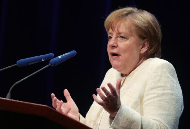 Ebből belpolitikai válság lehet: Megingott Merkel pozíciója, mert halogatja a migrációt kezelő intézkedéseket